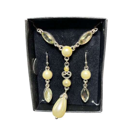 Avon Pearlesque Touches Necklace/Earring Gift Set (1558-A-B) - Picture 2 of 4